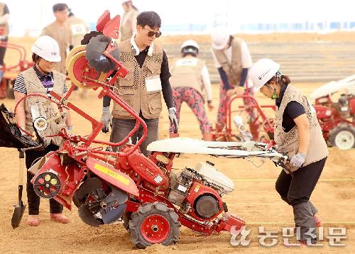 여성농도 콤바인 상차 ‘척척’…농기계 챌린지 현장 가보니